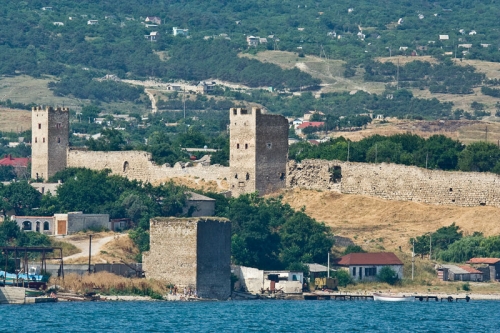 Генуэзская крепость, вид с моря. Феодосия.